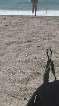 Di pantai telanjang menikmati