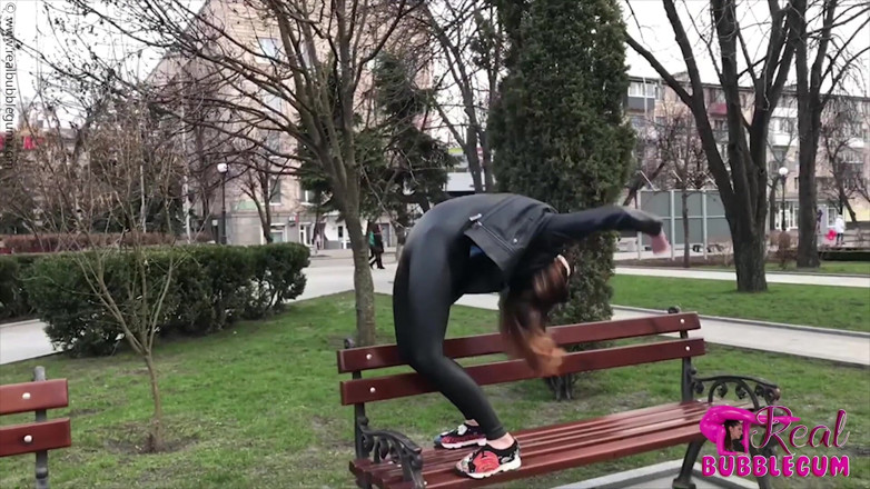 Flexilady: Genç öğrenci parkta açık havada