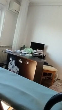 Brunetă sexy cu pizdă păroasă, făcând treburile casnice goale.