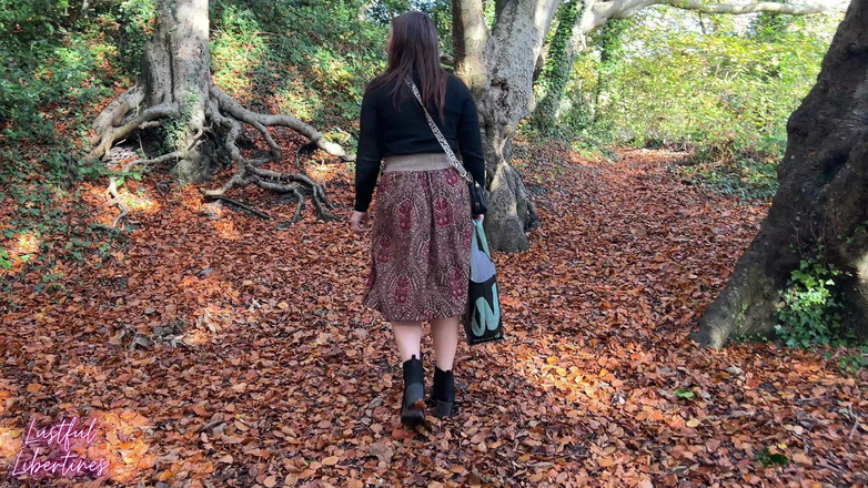 Lustful Libertines: Mirando al maestro haciendo pis en el bosque