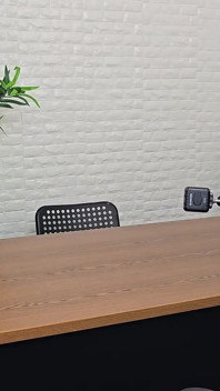 Getrouwde ouder neukt de directeur enorme grote zwarte lul in zijn kantoor