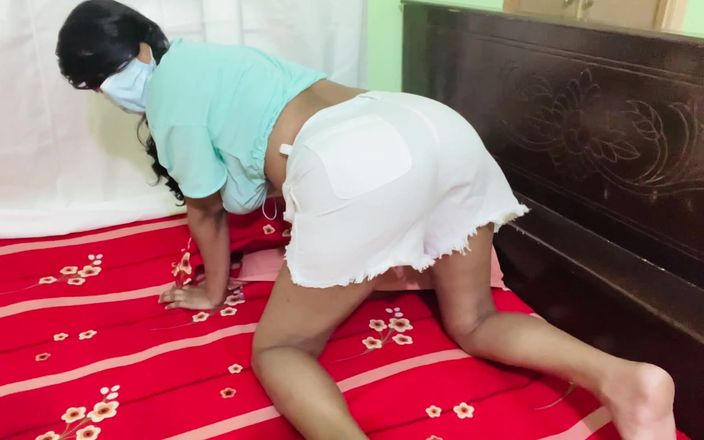 Ena: Primer plano de chica caliente masturbándose con juguete y dedos