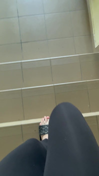 Pies en chanclas y caminando en chanclas