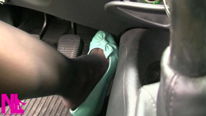Nyllady: Mijn auto in sexy rode balletappartementen