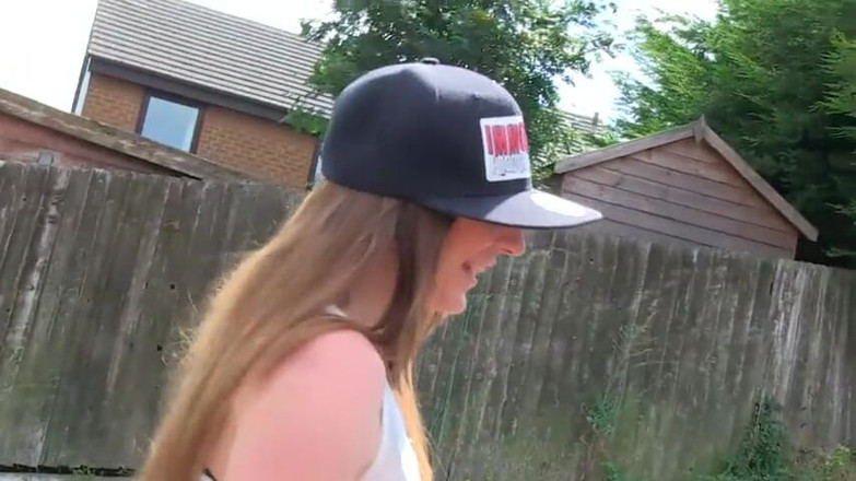 German amateur - 100% German hardcore videos: Rondborstige brunette pist buitenshuis voor de camera