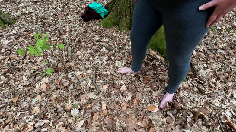 Bouncy Tits Action: Pieds nus et seins nus, gifles - 10,20,30,40, beats