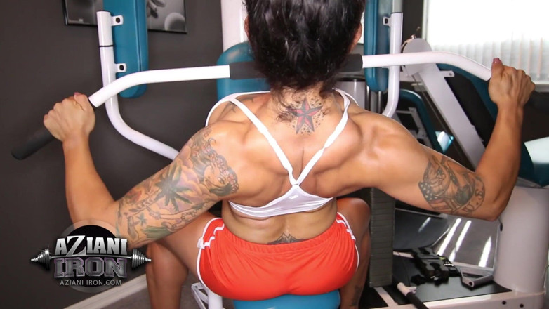 Aziani: Madrastra super sexy llega al gimnasio desnuda