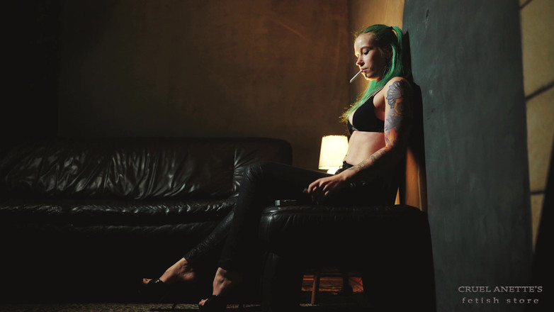 Cruel Anettes fetish world: Sam po długim dniu