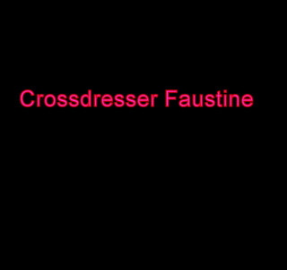 Faustine: Calze e gonna sexy di travestito con tacchi alti