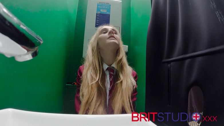 Brit Studio: Lubang gemilang: awek kolej 18 tahun menghisap zakar