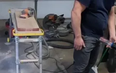 Jockdr làm việc với gỗ của anh ấy
