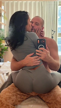 Don't Stop, šukej mě tvrději, nevlastní otec - sexy potetovaná brunetka dostane drsný sex cowgirl jízda a kouření v POV