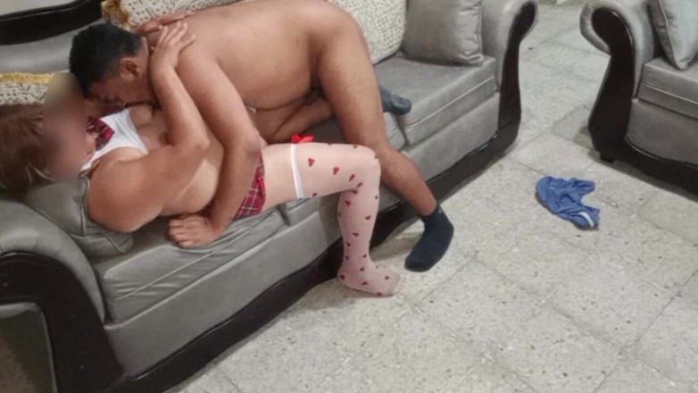 Sofixxx: Olgun nine fantezisini gerçekleştirmek için öğrenci kız olarak giyiniyor