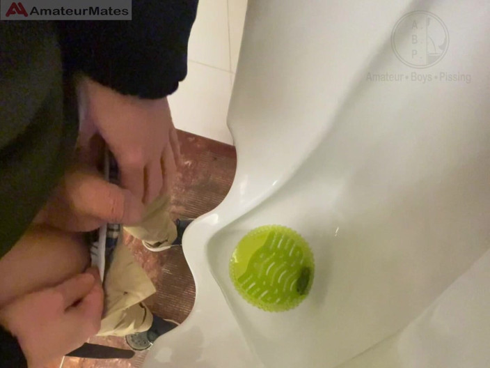 AmateurBoysPissing: 男が公衆トイレの小便器でおしっこをしているところを見つかり、すぐに自分のチンコを弄ってから去りました