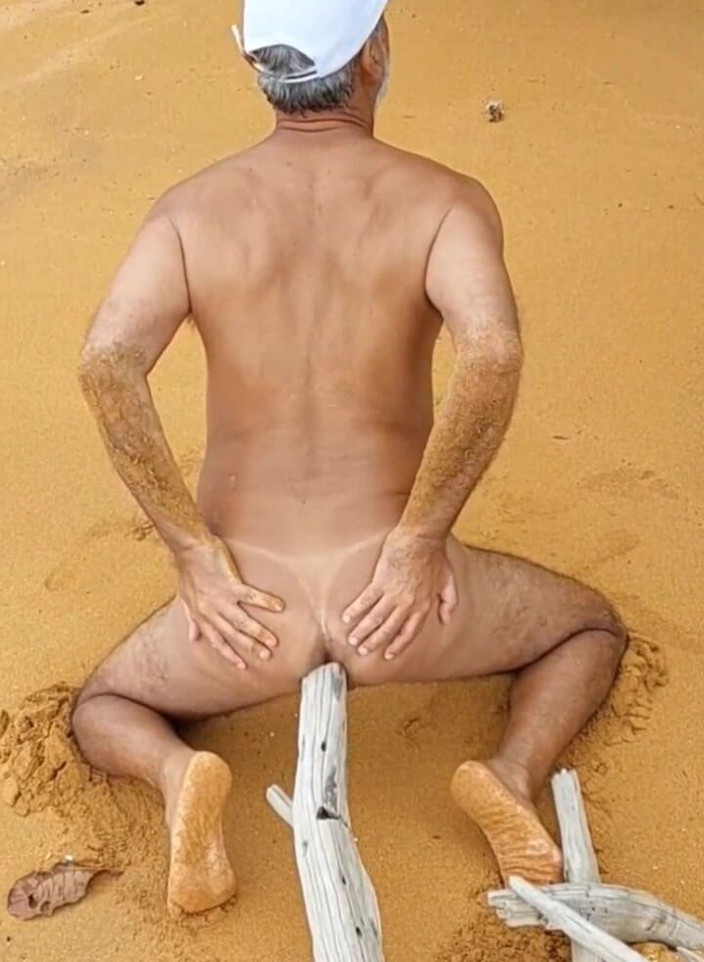 Ladysilvas: Ladysilva在海滩上赤身裸体，屁股上有一根鸡巴