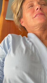 Dianne odpovídá na e-maily, zatímco ji šukám do zadku.