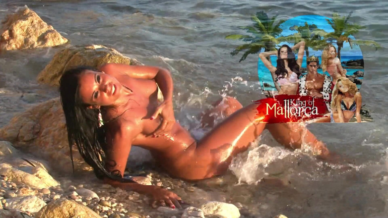 Leon Lambert Girls Twerk Parties CFNM: Vacker latina brud visar upp sin sexiga kropp på stranden