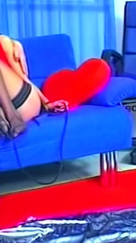 Dos chicas cachondas compartiendo una polla palpitante en una orgía