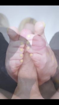 Footjob poV - gioco con i miei piedi e se li coprono di sperma