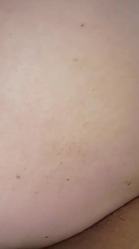 Une femme mature de 70 ans avec un gros cul prend ma bite bien dure