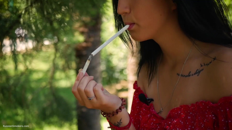 Russian Smokers: Svůdná ruská kráska kouří štíhlou cigaretu venku
