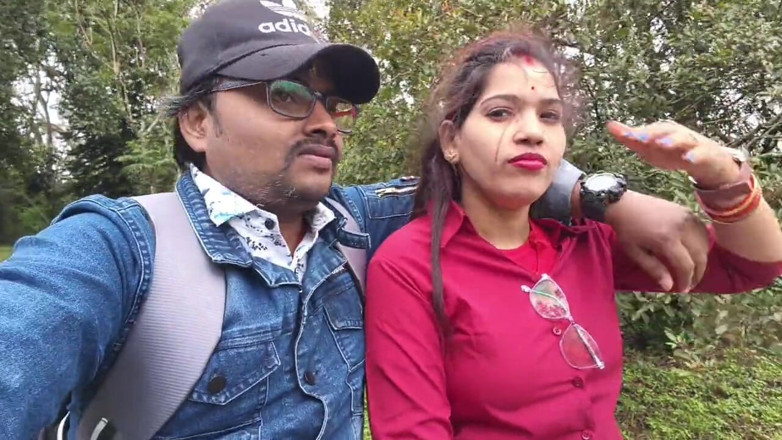 Sona bhabhi: Une desi indienne s’embrasse et presse de seins par son...