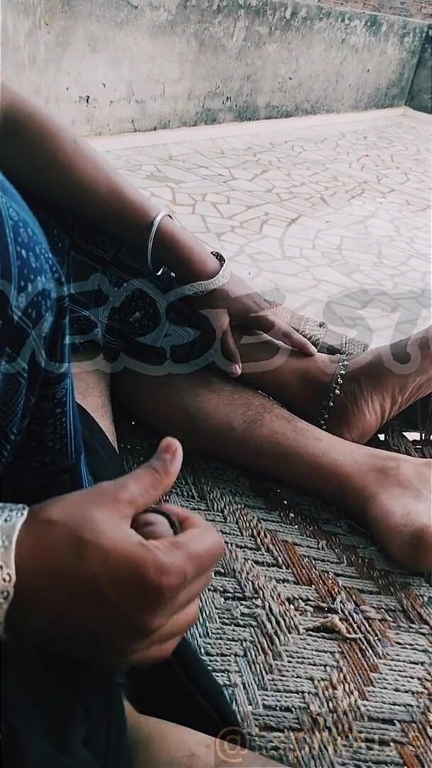 Desi Bhabhi si masturba selvaggiamente con mani e seni completamente scoperti, perderai il controllo non appena li vedrai! (Zona fantasia Payal) Desi Bhabhi's wild handjob with hot hands & boobs fully exposed, you will lose control as soon as you see them! (Payal fantsey zone)