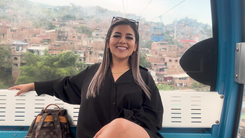 Latina College: 18歳のコロンビア人女性が見知らぬ人に誘惑され、カリのエル・ミオ・ケーブルで屋外でセックスをする