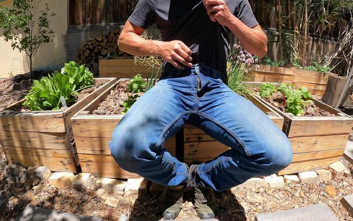 Golden Adventures: Pissar mina jeans medan jag trädgårdsarbete