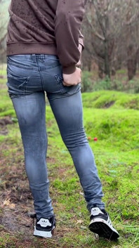 Ich versuche, mich aus meiner hose zu befreien, sie zieht sich aus und läuft weg