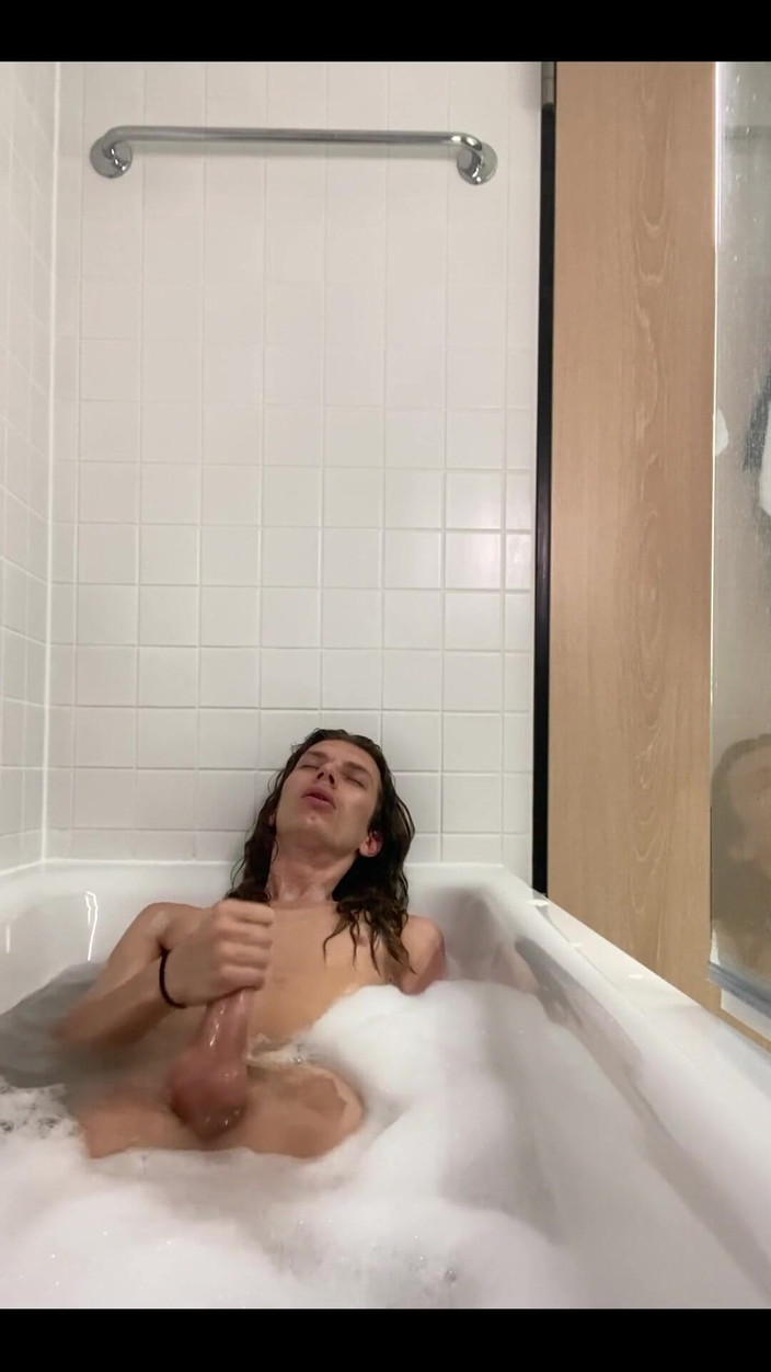 iamtonyrey: Francesa femboy se ducha y se preparó para una cita