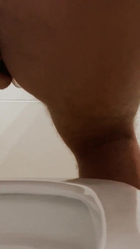 Travesti com bumbum grande e minissaia está fazendo xixi