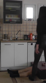 Orgazm niewolnika pod pończochami kochanki Cleo