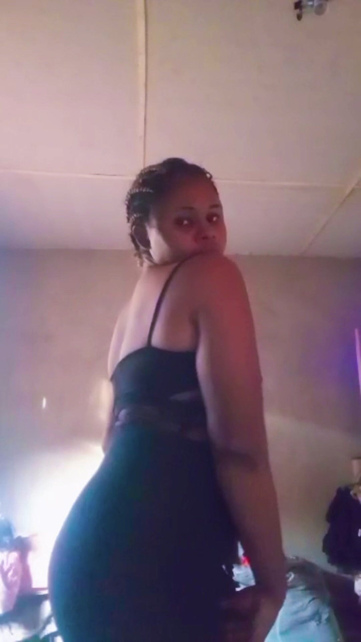 Lovelee: Hony ragazza nigeriana che si tocca in un video in...