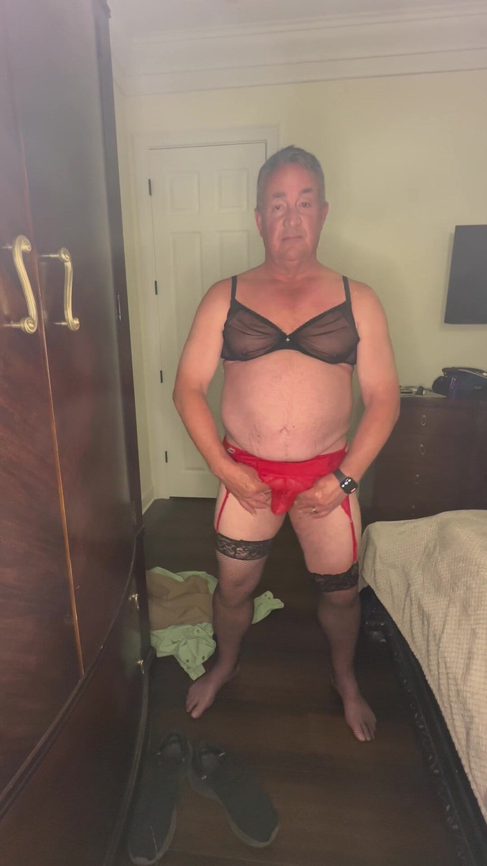 GottaLuvBB: Un alt Strip Show în lenjerie