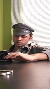 Seks bertiga keras dengan si jalang yang tersepit di Penjara