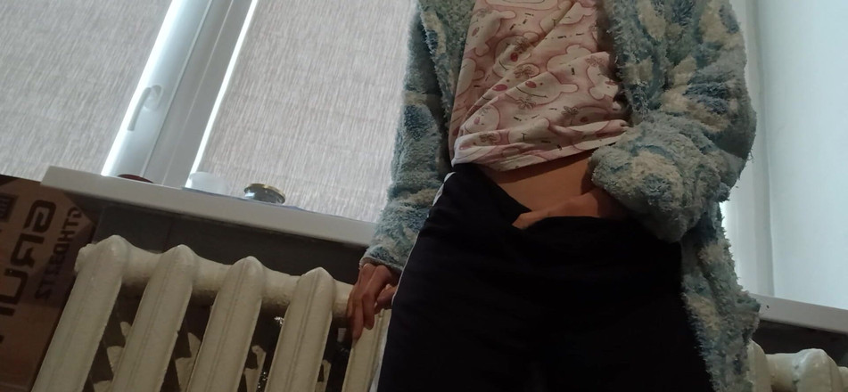 Lesbian-candys: Uma morena esbelta em um roupão se masturba em casa...