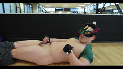 barenakedboy: dans une salle de sport.