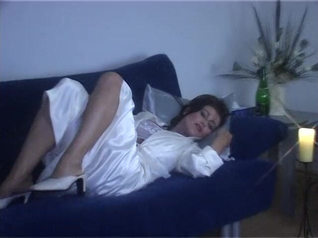 Lucky Cooch: Gut aussehende MILF in high heels fühlt sich sehr geil...
