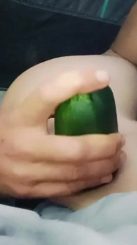 Mladý chlapec otevírá svůj zadek, dokud ho nestrhne