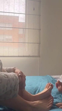 Os pés dele me fascinam e ele toca meu corpo inteiro