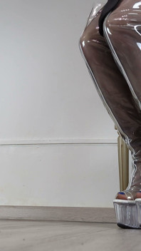 Jeu de chaussures et marche dans des talons hauts, cuissardes en pvc transparent - Dame Olga 4k (743)