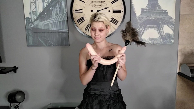 domslutfucker: ブロンドのコルセットスラットが様々なおもちゃをレビューし、ぴったりのディルドを見つける