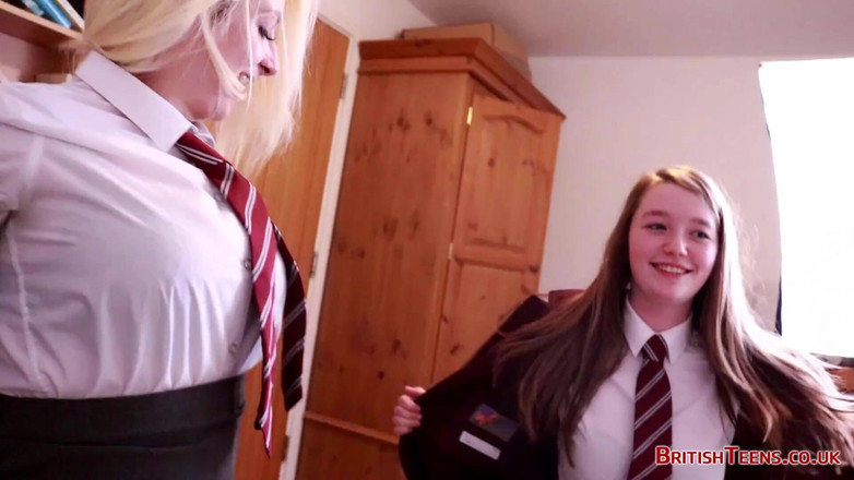 Brit Studio: Stepmum lär collegeflickan Olivia Keane att suga kuk