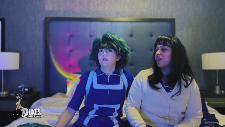Dukes Hardcore Honeys: Jackie Feet en Nixlynka spelen met een pop van een...