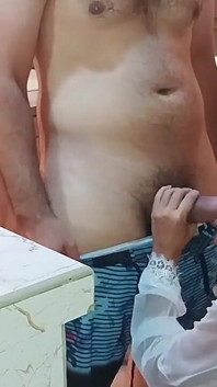 Gara-gara ayah tiri nggak di rumah aku ngentot ibu tiriku dan crot di dalam memeknya. Dia adalah pelacur besar yang cantik.