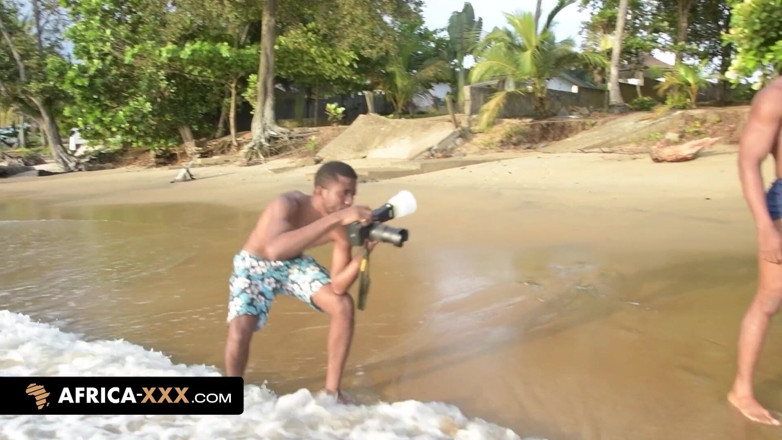 Africa-XXX: Due modelle per il fortunato fotografo