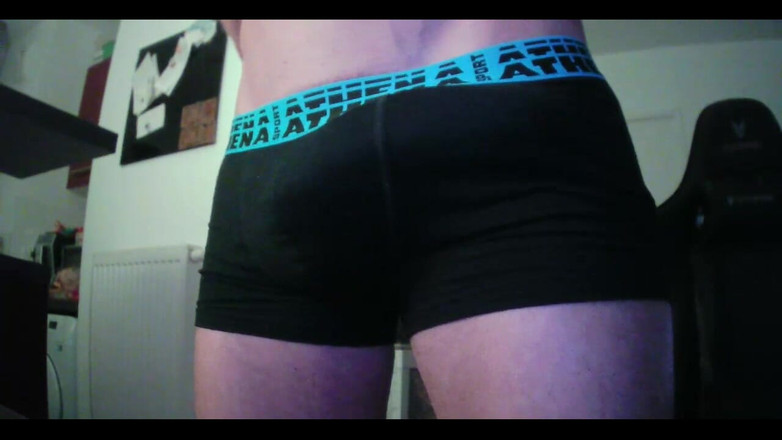 XfroskaX: 你喜欢我的内衣还是里面有什么?