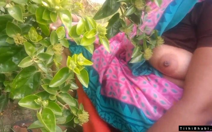 Ridowan: Une bhabhi du village montre ses seins et sa chatte à...