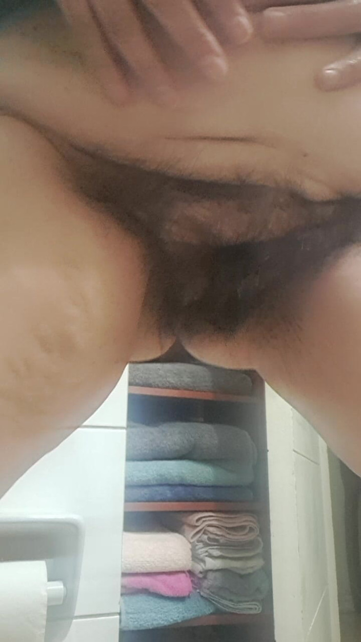 Mommy big hairy pussy: sauteli mammi paintij men, uski choot baalon vaali hai